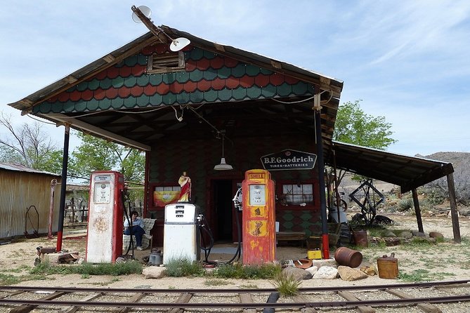 Arizona Ghost Towns and Wild-West Day Trip from Las Vegas - Chloride, where the mining past still has neighbors