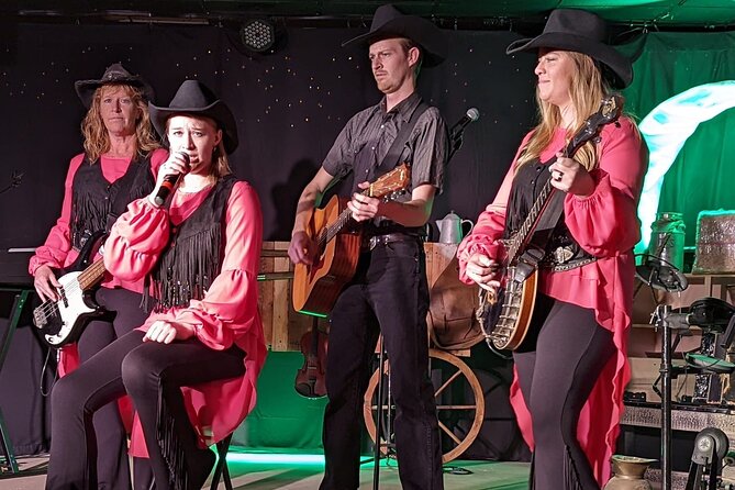 "Cue the Country" show & dinner at Firelight Barn in Henderson - Booking details and practical tips