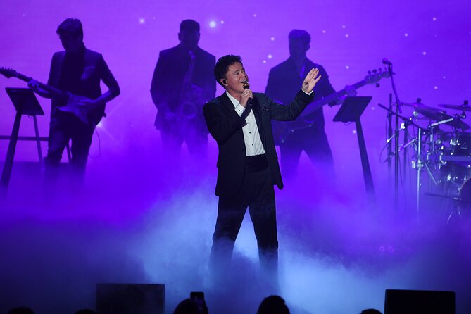 Donny Osmond at Harrahs Hotel and Casino Las Vegas - Dancers, special effects, and a live band