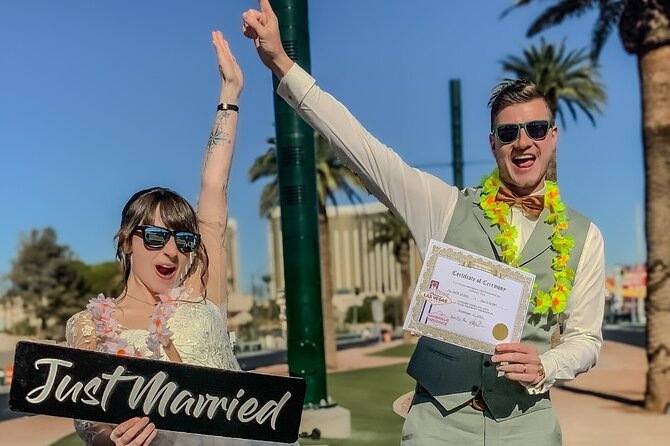 Get Married at the Fabulous Las Vegas Sign + Photos - Key points to know before booking