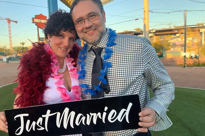 Get Married: Elvis Wedding + Las Vegas Sign + Photography - Who should book this Las Vegas ceremony?