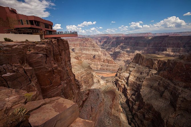 Grand Canyon Helicopter and Western Ranch Adventure Landing Tour - The West Rim and the flight below the canyon edge