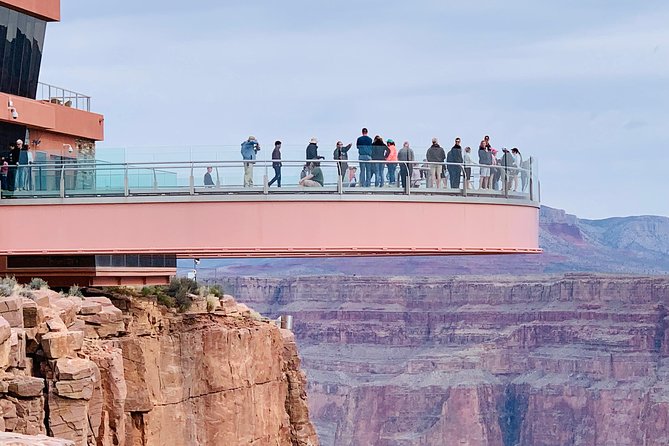 Grand Canyon Tour in Spanish with Skywalk and Hoover Dam included - A five-minute look at Lake Mead