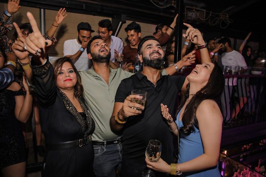 Las Vegas: Club Crawl by Party Bus w/ Free Drinks - Choosing between the possible club stops