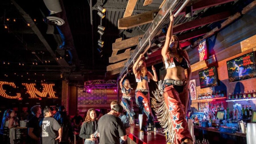Las Vegas: Country Bar Crawl by Party Bus w/ Mixed Drinks - Why this country crawl feels different from a normal bar night