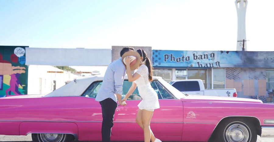 Las Vegas: Elvis Themed Wedding with Limousine - Elvis takes over the ceremony