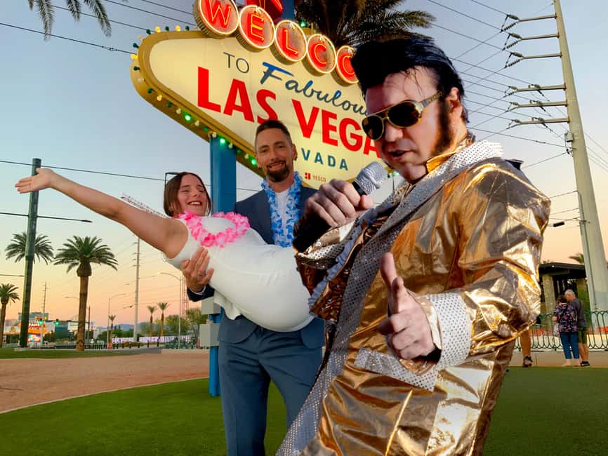 Las Vegas: Gold Elvis Vow Renewal or Wedding at Welcome Sign - Weather, clothing, and the practical side of an outdoor ceremony