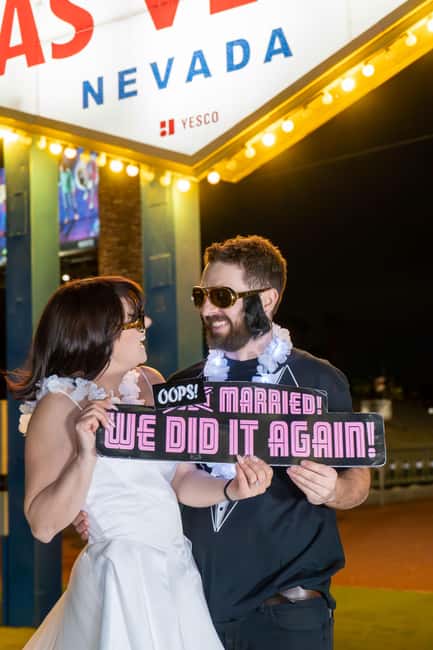 Las Vegas: Gold Elvis Vow Renewal or Wedding at Welcome Sign - Is Gold Elvis worth booking?