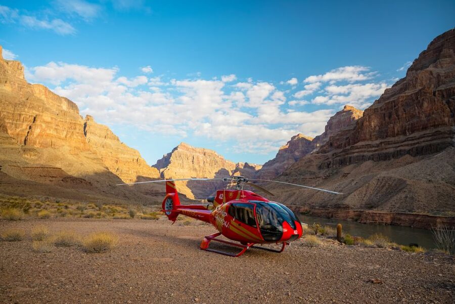 Las Vegas: Grand Canyon Helicopter Landing Tour - Flying over Lake Mead and Hoover Dam