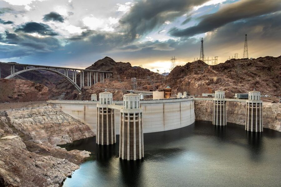 Las Vegas: Hoover Dam Tour with American-Style Hot Breakfast - Seeing the turbines, valves, and working hardware
