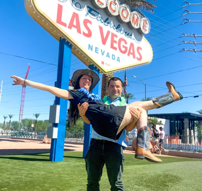 Las Vegas: Las Vegas Sign + 7 Magic Mountains + Photoshoot - Starting beneath the famous Las Vegas sign