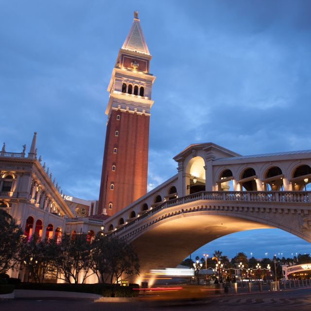 Las Vegas: Las Vegas Strip Night Tour en Español - Why a night tour helps you read Las Vegas