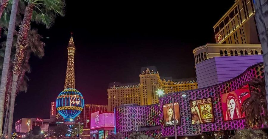 Las Vegas: Las Vegas Strip Night Tour en Español - Seeing Luxor’s pyramid from the Strip