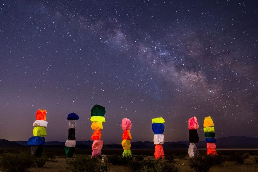 Las Vegas: Mojave Desert, 7 Magic Mountains, Vegas Sign Tour - Getting the right photo at the Las Vegas sign