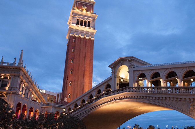 Las Vegas Night Tour in Spanish - Bellagio: gardens, glass, chocolate, and fountains