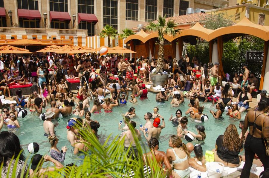 Las Vegas: Party Bus Day Club Tour with Drinks & Club Entry - Key points to know before you book