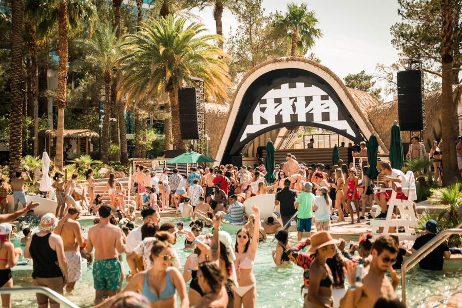 Las Vegas: Party Bus Day Club Tour with Drinks & Club Entry - Practical details that affect your decision