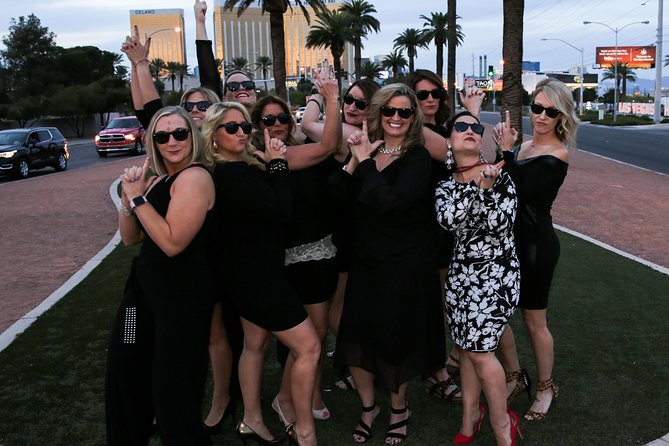 Las Vegas Photo Tour by Luxurious Vehicle - The Welcome sign: the must-have Las Vegas picture