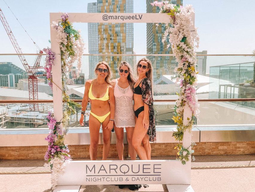 Las Vegas: Pool Crawl with Free Drinks on the Party Bus - The first 50 minutes: drinks and group check-in