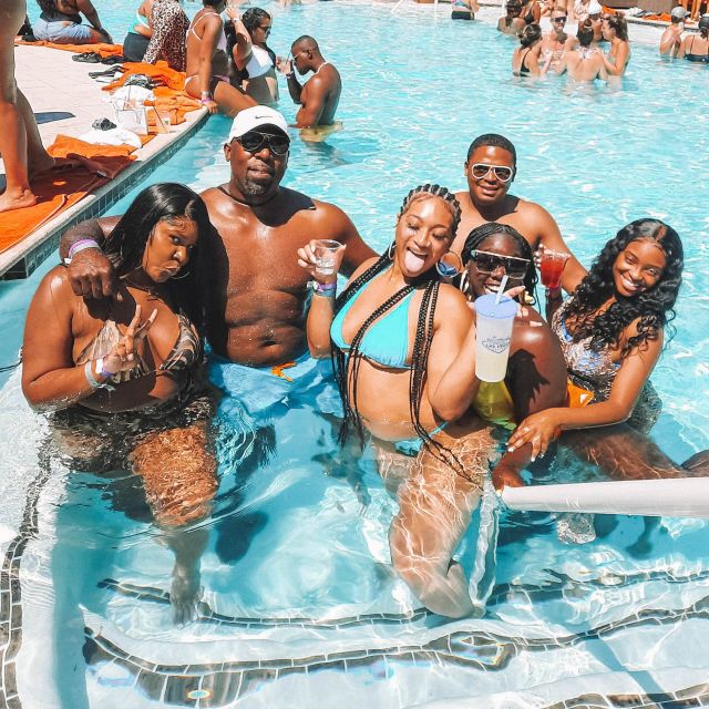 Las Vegas: Pool Crawl with Free Drinks on the Party Bus - A 30-minute party bus with included drinks