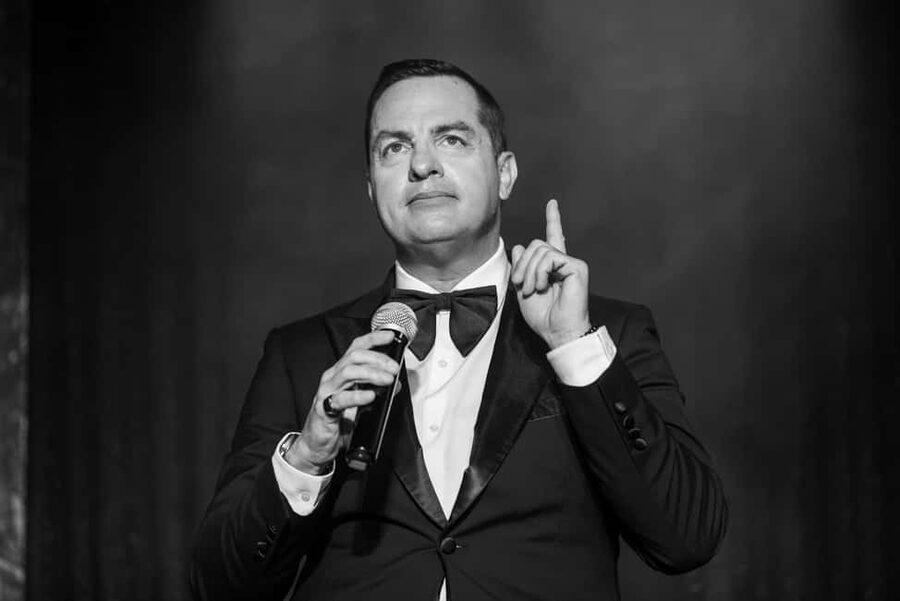 Las Vegas: Sinatra Live! - Tribute to Frank Sinatra - A tribute rather than a full-scale impersonation