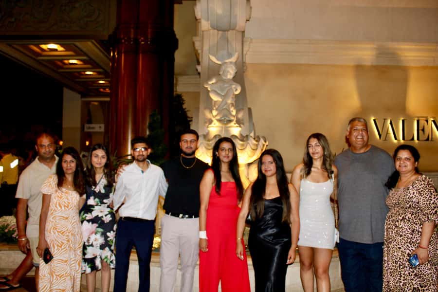 Las Vegas Strip Limo Tour with Champagne and Photos - Bellagio Fountains and the timing of the show
