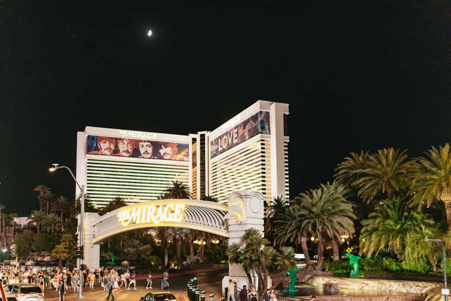 Las Vegas: Vegas After Dark Night Tour with Free Drink (21+) - Who will enjoy this tour most