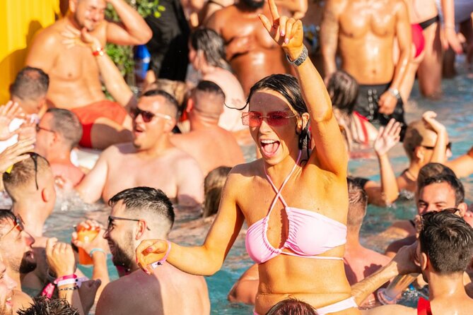 Las Vegas: VIP Pool Crawl with Party Bus, Express Entry & Drinks - Why this pool crawl can simplify a Vegas day