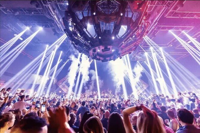 Las Vegas: VIP Pool Crawl with Party Bus, Express Entry & Drinks - The guide and the group experience