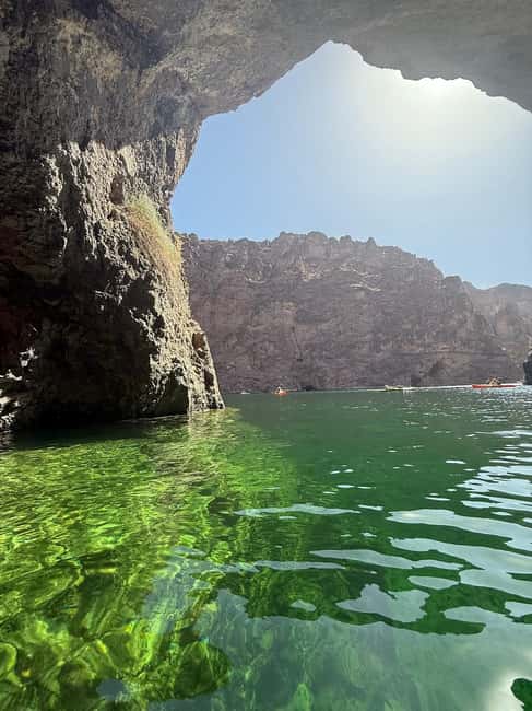 Las Vegas/Willow Beach: Guided Kayak Tour to Emerald Cave - Seeing the green water at Emerald Cave