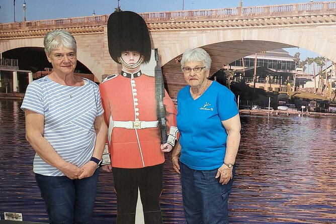 London Bridge and English Village Tour Small Group - English Village gives you time to eat and browse