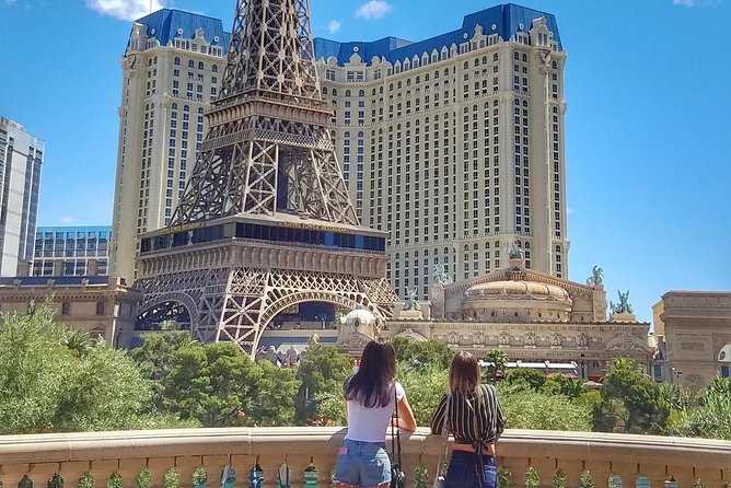 Must-See Spots Vegas Strip Walking Tour - Palazzo and Venetian: Vegas at full volume