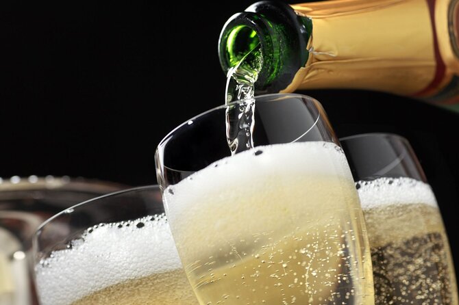 Private Roundtrip Transfer: To Las Vegas by Luxury Limo - Champagne, bottled water, and the fine print