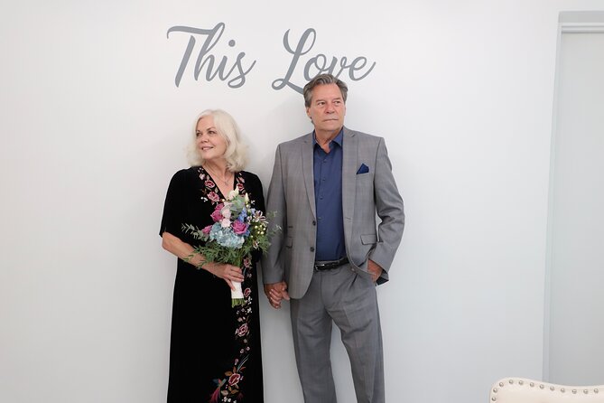 Quickie Las Vegas Wedding at Paradise Wedding Chapel - Who should choose this Las Vegas wedding