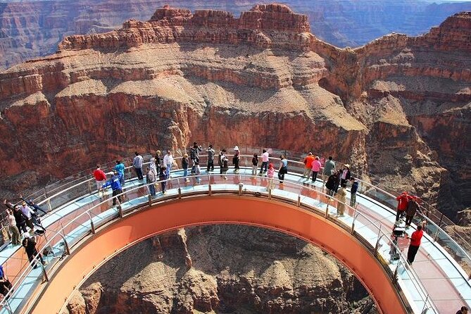 Small Group Grand Canyon, Hoover Dam and 7 Magic Mountains Tour - A quiet photo at the Welcome to Las Vegas sign
